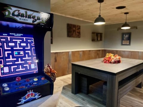 Moonshine Manor-Pets Ok-w/d-Pool Table-Arcade-Hot Tub Chalet in Gatlinburg
