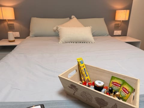 Bed, People, Food and drinks, Photo of the whole room, Bedroom, Food, Breakfast