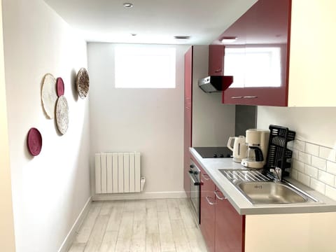 Coffee/tea facilities, Kitchen or kitchenette, oven, stove