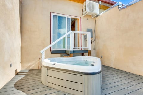 Hot Tub, Sunset Views! Couples Escape in El Prado Apartment in New Mexico