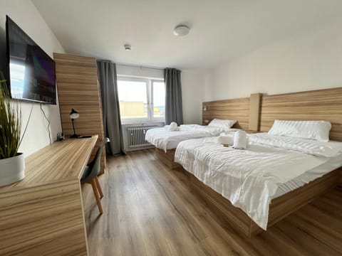 Bed, TV and multimedia, Bedroom