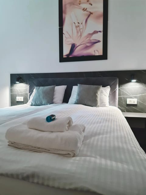 Bed, Bedroom, towels