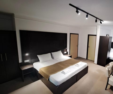 Bed, TV and multimedia, Photo of the whole room, Bedroom, towels, wardrobe