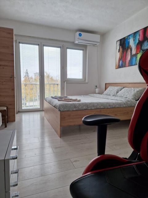 Bed, Bedroom, air conditioner