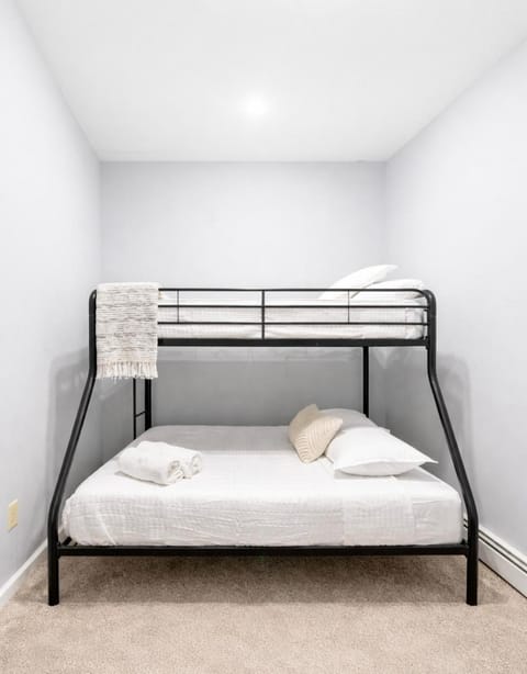 Cozy up with me! Longer stays! Free parking Apartment in Watervliet