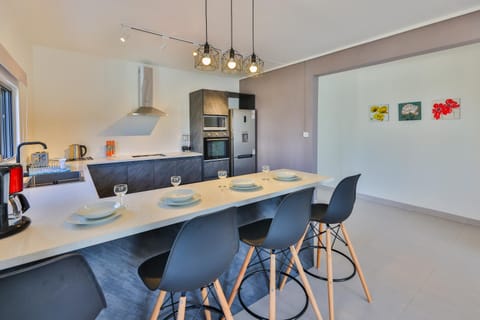 Kitchen or kitchenette, Dining area, minibar, pet friendly
