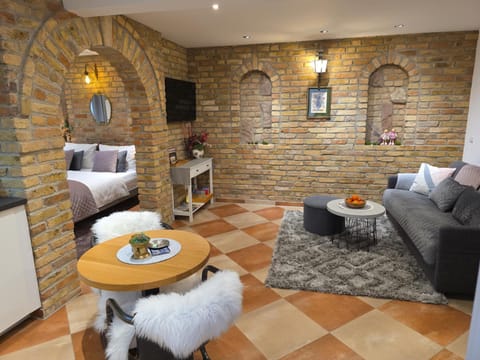 Bed, TV and multimedia, Living room, Seating area, Bedroom