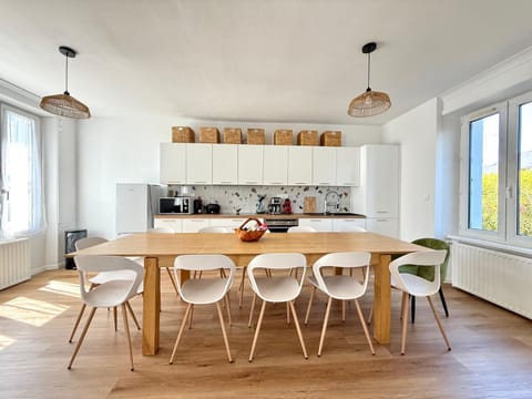 Coffee/tea facilities, Kitchen or kitchenette, Dining area, stove, toaster