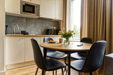 Coffee/tea facilities, Kitchen or kitchenette, Dining area, microwave