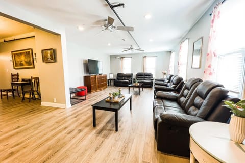 Unique Large 9BR House with 3 Bath Close to the falls House in Niagara Falls