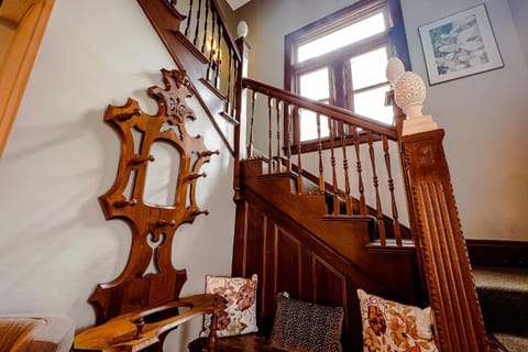 Unique Large 9BR House with 3 Bath Close to the falls House in Niagara Falls