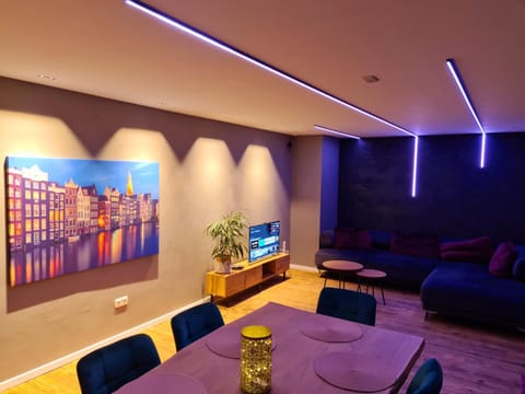 TV and multimedia, Living room, Seating area, Evening entertainment