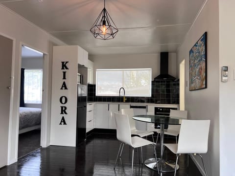 Kitchen or kitchenette, Dining area, minibar, pet friendly, stove
