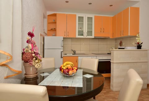 Kitchen or kitchenette, Seating area, kitchen, kitchen
