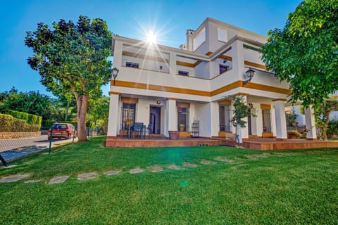 Property building, Day, Natural landscape, Garden, Garden view