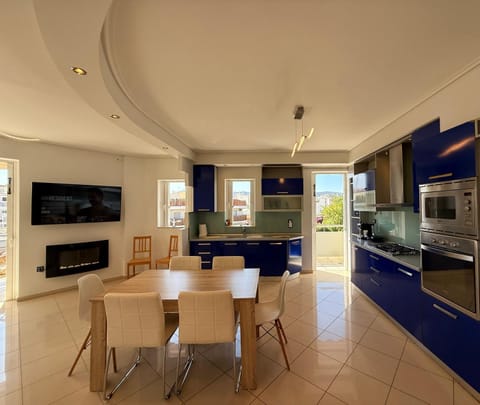 TV and multimedia, Kitchen or kitchenette, Dining area, stove