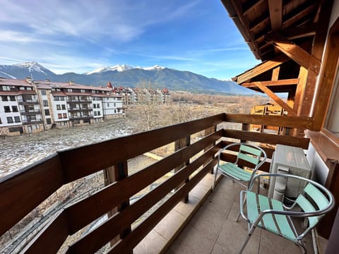 View (from property/room), Balcony/Terrace, Mountain view