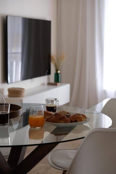 Heart of Antibes 3 BBedroom Queen beds AC Parking Apartment in Antibes