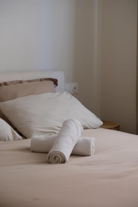 Heart of Antibes 3 BBedroom Queen beds AC Parking Apartment in Antibes