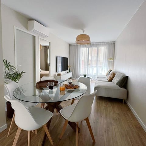 Heart of Antibes 3 BBedroom Queen beds AC Parking Apartment in Antibes