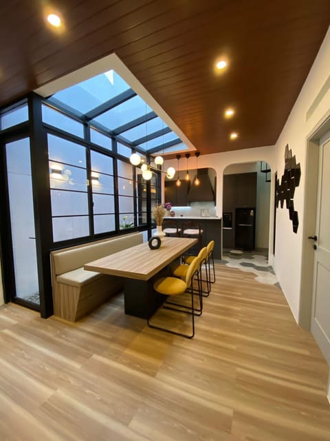 Restaurant/places to eat, Living room