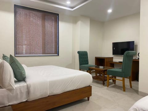 Communal lounge/ TV room, Bed, TV and multimedia, Living room, Photo of the whole room, Seating area, Evening entertainment, Bedroom, hair dresser