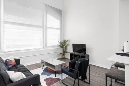 5BR Cozysuites The Block with Pool Table Arcade Apartment in Indianapolis