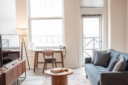 5BR CozySuites The Block with Direct Skybridge Access Apartment in Indianapolis