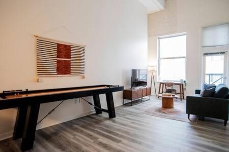 5BR CozySuites The Block with Direct Skybridge Access Apartment in Indianapolis