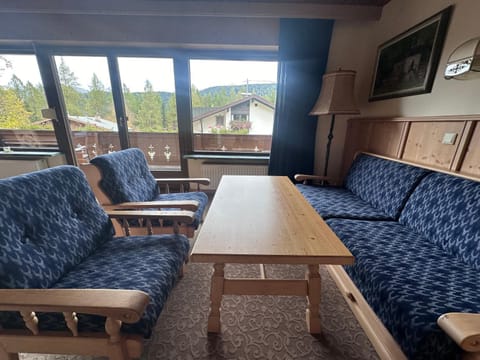 Natural landscape, TV and multimedia, Living room, Seating area