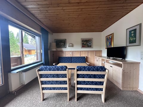 Communal lounge/ TV room, TV and multimedia, Living room, Seating area, Evening entertainment