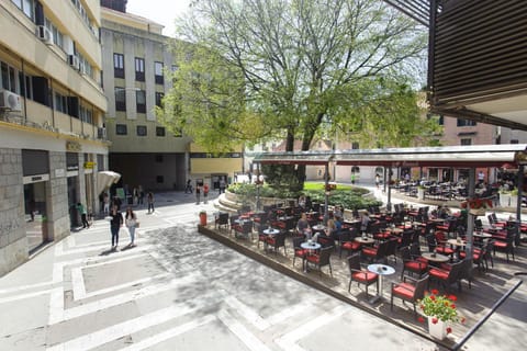 Facade/entrance, Activities, Food and drinks, Internal: Not applicable to any particular room