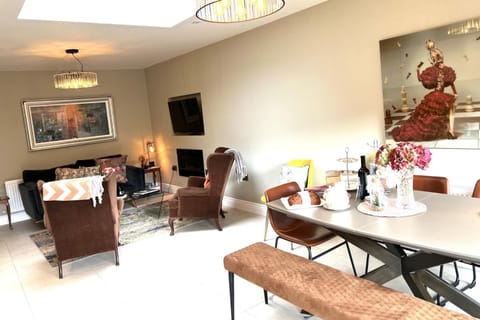 4 Bed House Sleeps 7 - Parking Garden Wifi House in Killarney