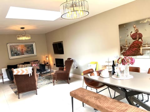 Communal lounge/ TV room, TV and multimedia, Living room, Seating area, Dining area