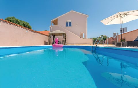 Property building, Patio, Day, Pool view, Swimming pool, sunbed