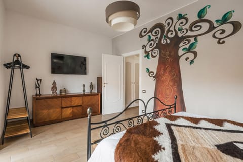 Bed, TV and multimedia, Bedroom