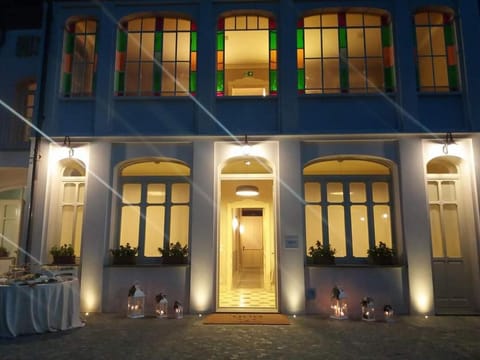 Property building, Facade/entrance, Night