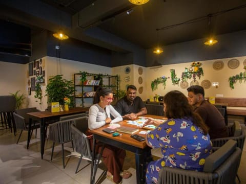 Restaurant/places to eat, People, Food and drinks, Seating area, Food, Breakfast, group of guests