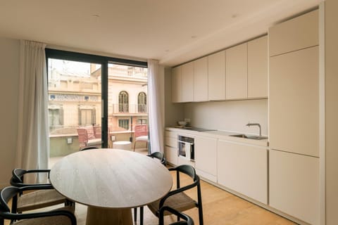 Kitchen or kitchenette, Seating area, Dining area, minibar, pet friendly, stove