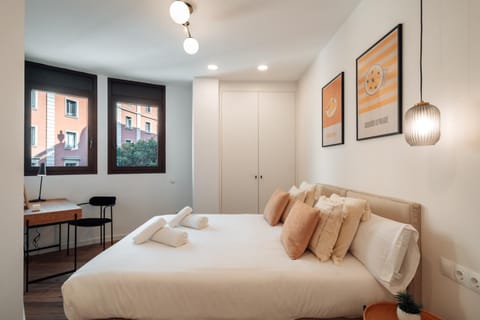 Bed, Living room, Photo of the whole room, Seating area, Bedroom, hair dresser, towels