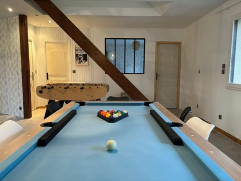 Billiard, Game Room