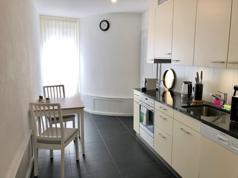 Coffee/tea facilities, Kitchen or kitchenette, Dining area, dishwasher, stove, toaster