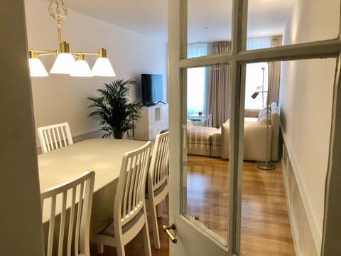 TV and multimedia, Living room, Photo of the whole room, Seating area, Dining area