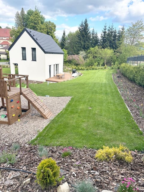Property building, Day, Natural landscape, Garden, Garden view
