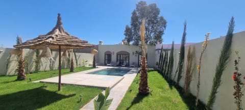 Garden, Garden view, Pool view, Swimming pool, sunbed