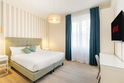 Bed, TV and multimedia, Photo of the whole room, Bedroom