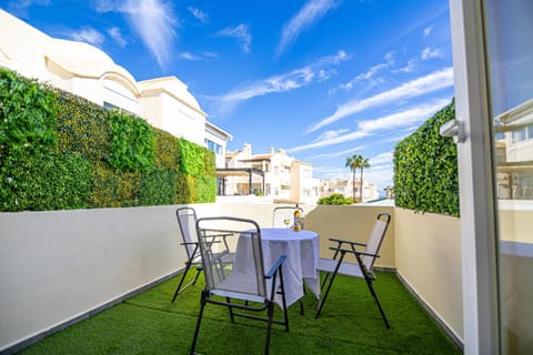Property building, Spring, Balcony/Terrace, Dining area