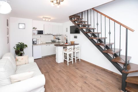 TV and multimedia, Coffee/tea facilities, Kitchen or kitchenette, Living room, Seating area, Dining area