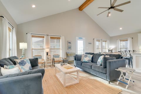 Relax Poolside, Walk to Sand! Galveston Family Gem House in Galveston Island