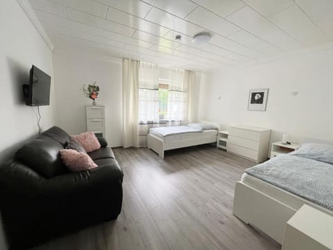 Bed, TV and multimedia, Photo of the whole room, Seating area, Evening entertainment, Bedroom